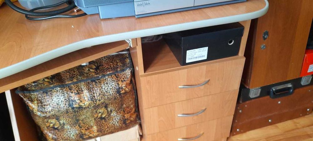 Компьютерный столик, отличное состояние