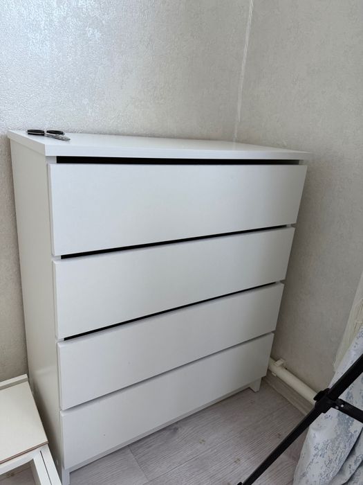 Комод белый с 4 ящиками