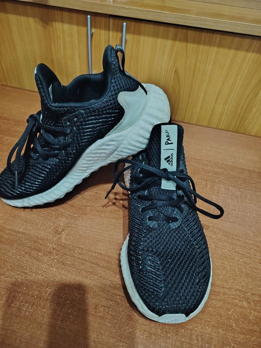 Vînd adidași alergare  Alphabosst Parley mărimea 40