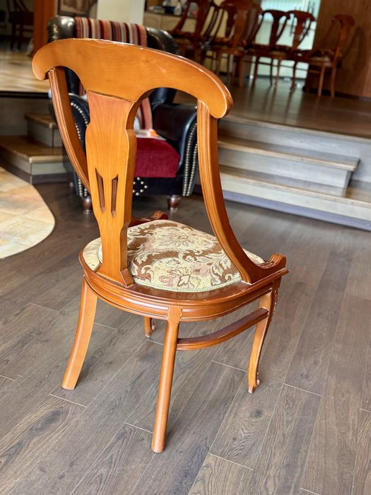 Продавам класическа трапезна маса с 8 стола - масив