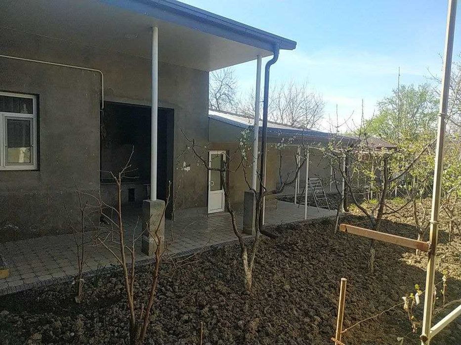 Ховли сотилади  7 хона 7 сотик Кибрай рн   ТТЗдан 10  км