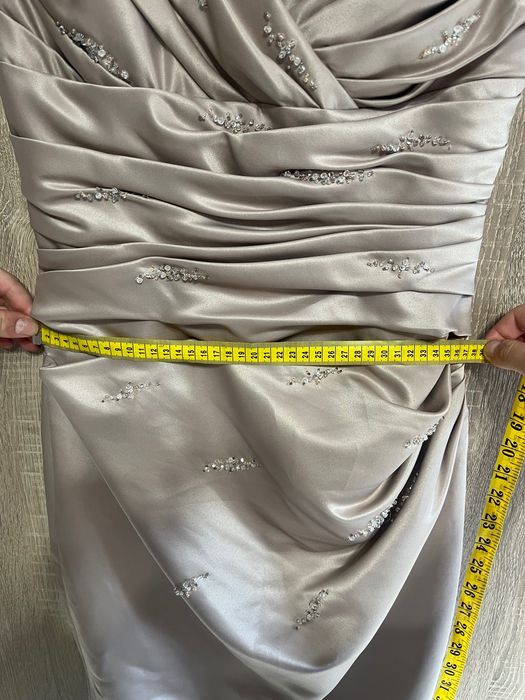 Абитуриентска рокля в неутрален цвят.