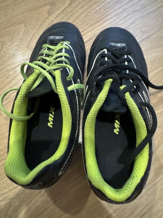 Продам детскую футбольную обувь