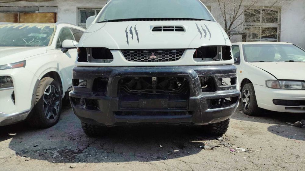 Обвес Mitsubishi Delica бампер, пороги, решетка, ветровики, спойлер