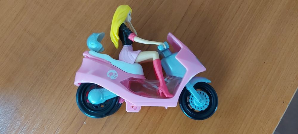 Păpușă Barbie pe motocicleta