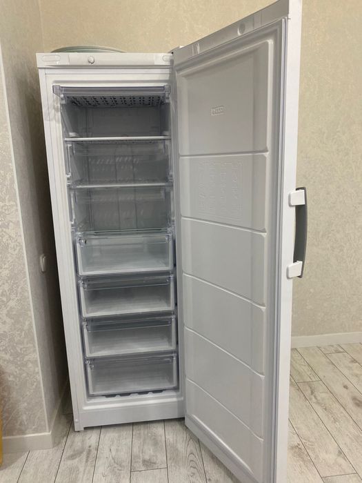 Продам морозильник indesit