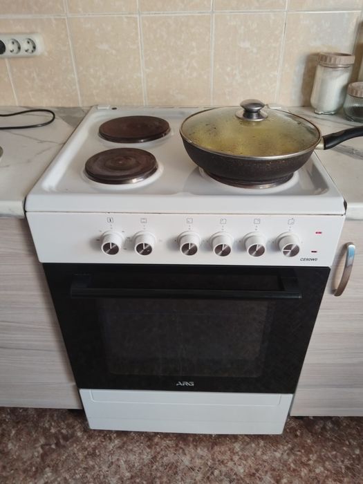 Продам кухонную электрическую плиту