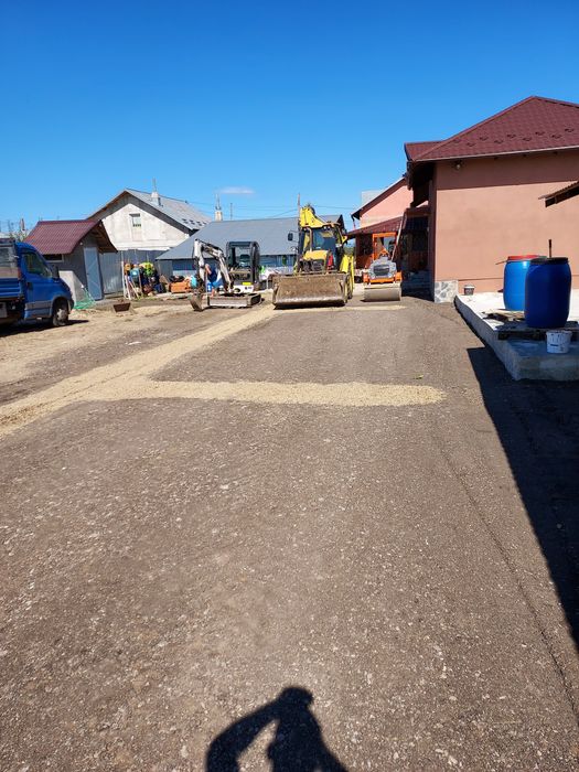 Buldoexcavator cu picon și miniexcavator de inchiriat