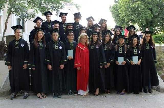 Академични шапки, тоги и шалове за дипломиране Комплект тога и шапка