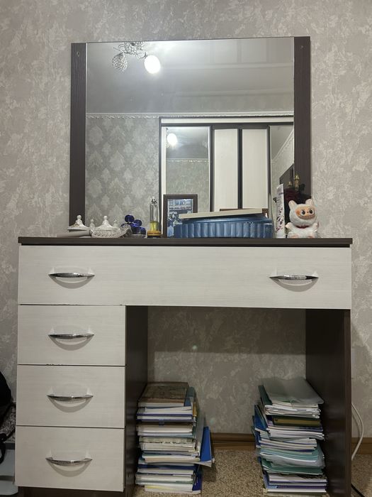 Продам космитический стол