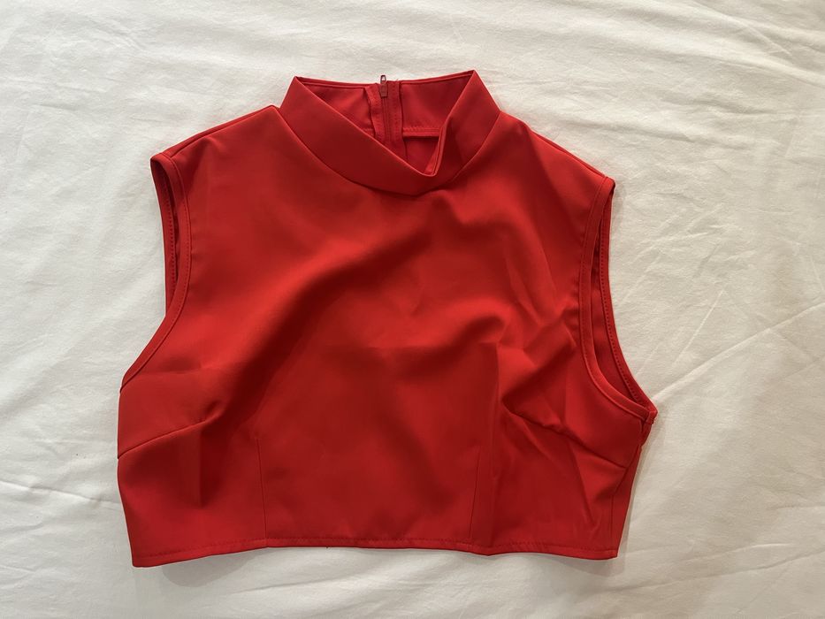 Къс топ в червен цвят С размер