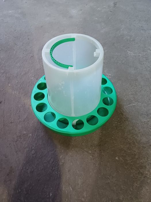 Продаётся бункерная кормушка для кур. 10 кг.