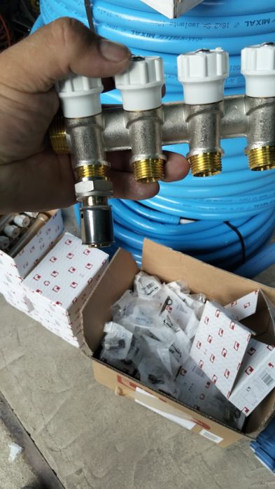 Vând distribuitoare baie