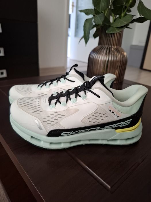 Vând Skechers 34