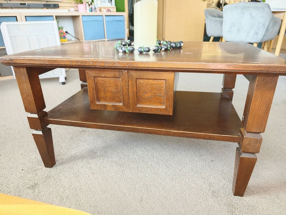 Холна маса от масивно дърво