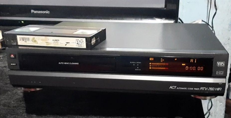 Vând videorecorder blaupunkt stereo rtv-760 în stare bună telecomandă