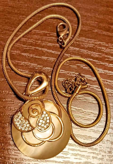 Златисто.  колие