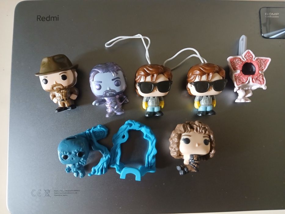 Игрушки киндер жой по мотивам сериала Очень Странные Дела