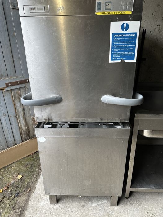 Оборудване за кухня: работни маси, машини и подаръци