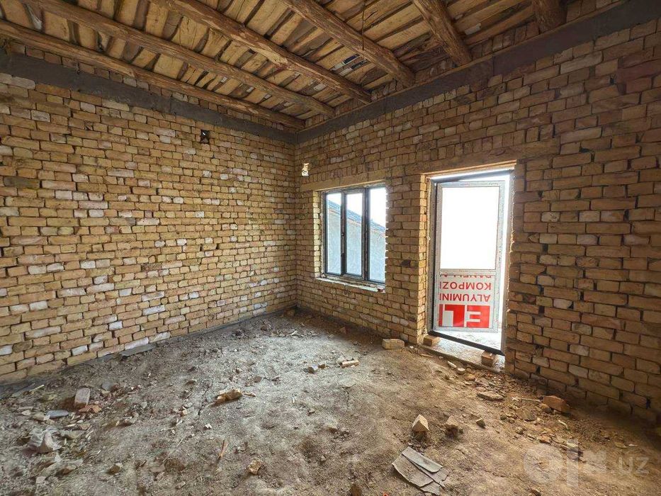 Янги пишган ғиштдан сифатли курилган каробка участка сотилади.