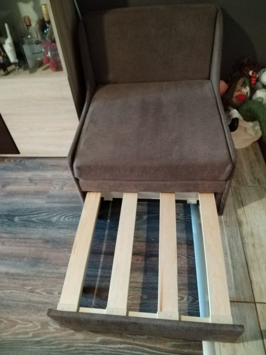 Продавам единично канапе