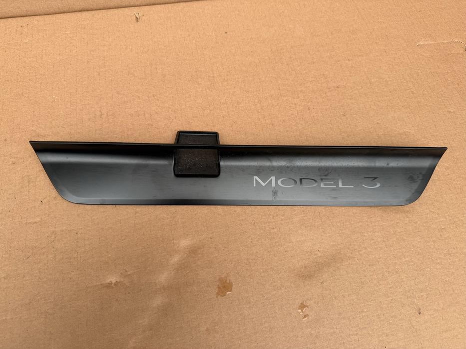 Лайсна за праг Tesla Model 3