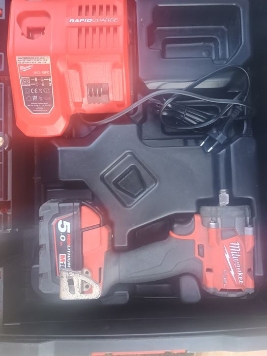 Pistol impact milwaukee fiw2f12 , baterie 5 ah,cutie și încărcător rap