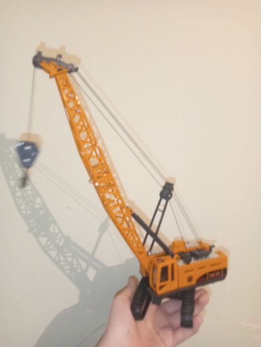 Игрушка гусеничный кран