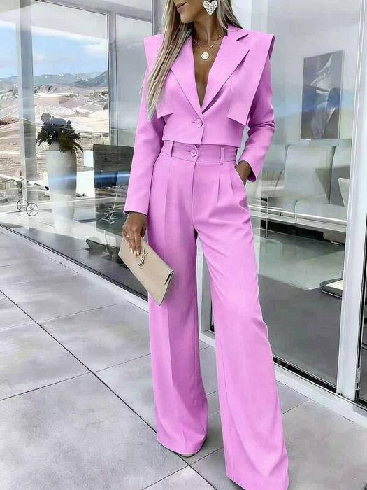 Елегантен дамски костюм