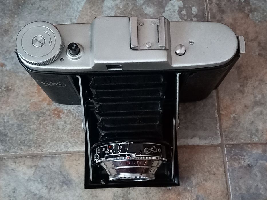 Три стари фотоапарата с мех