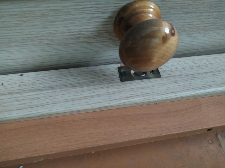 Дверь на 80  с коробкой и ручками