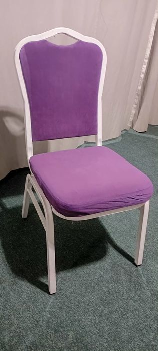 Стулья для банкета вместе с чехлами.