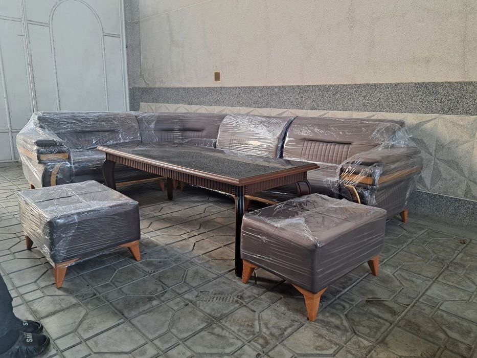 Гостиние уголок столи билан!