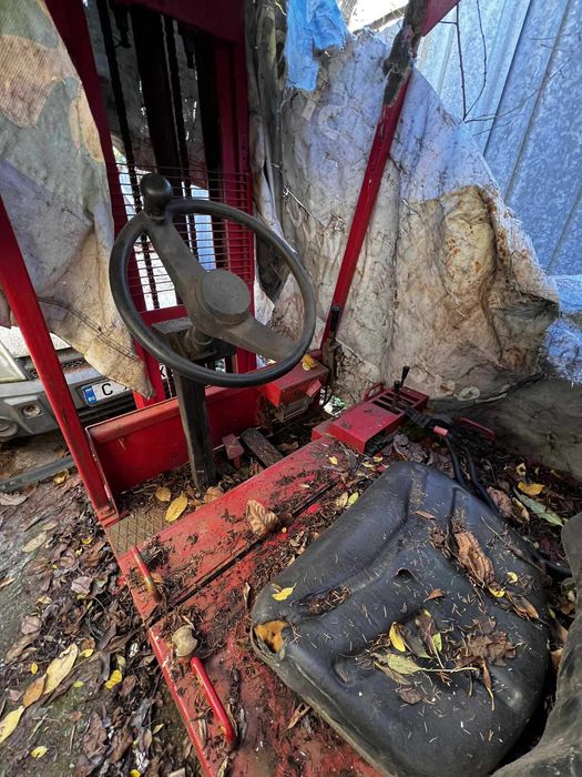 Продава се електрокар за ремонт или за части.