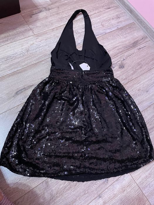 Черна къса рокля с пайети