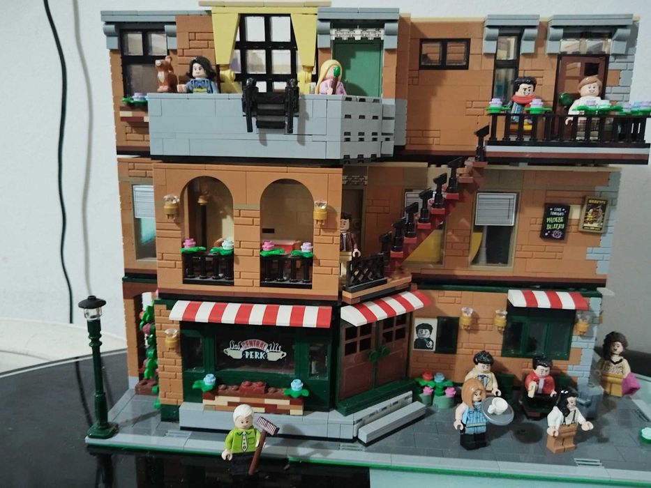 MOC Clădire Modulară Uriașă LEGO Friends (3 etaje – Central Perk + Apartamente)