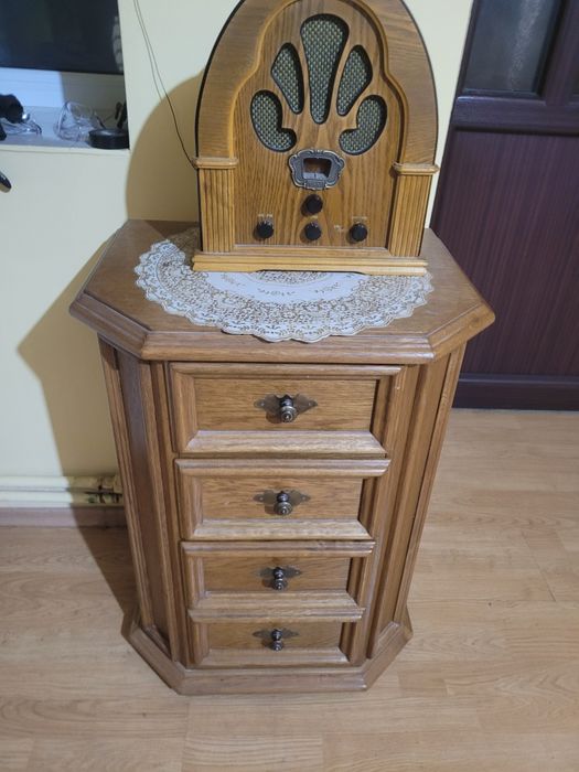 Noptieră lemn masiv 4 sertare și Radio