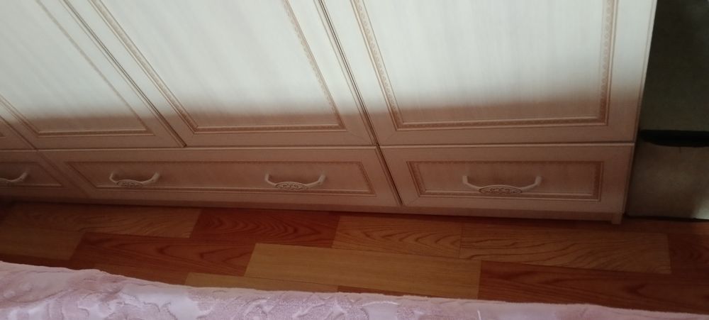 Продам шкаф спальный