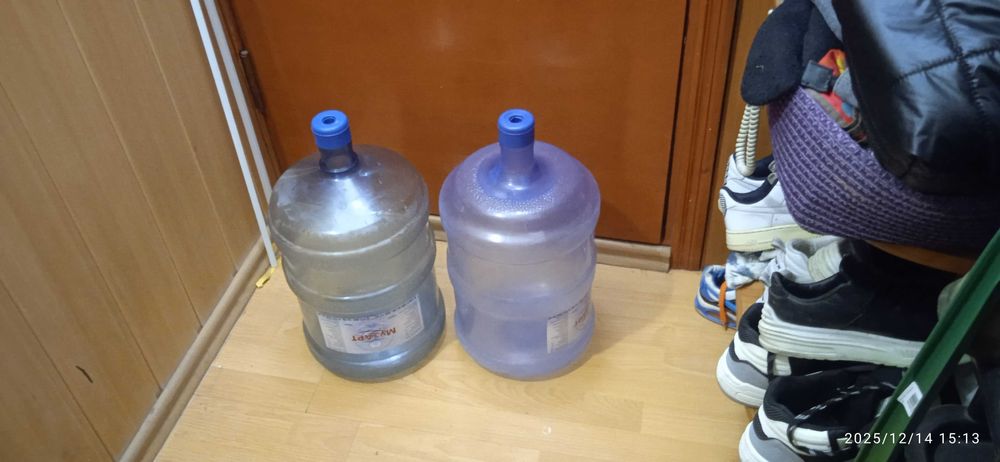 Бутыль 18.9 л.  пластик. ( с крышкой нов.) каждая