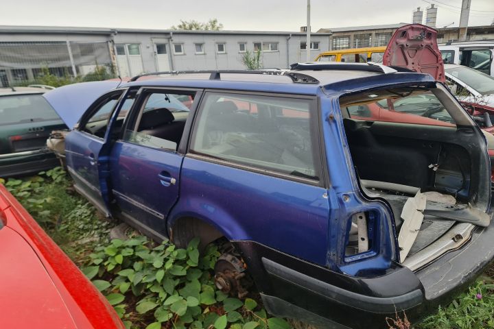 Grila bara fata centru 3B0853651L / 3B0 853 651L Volkswagen VW Passat