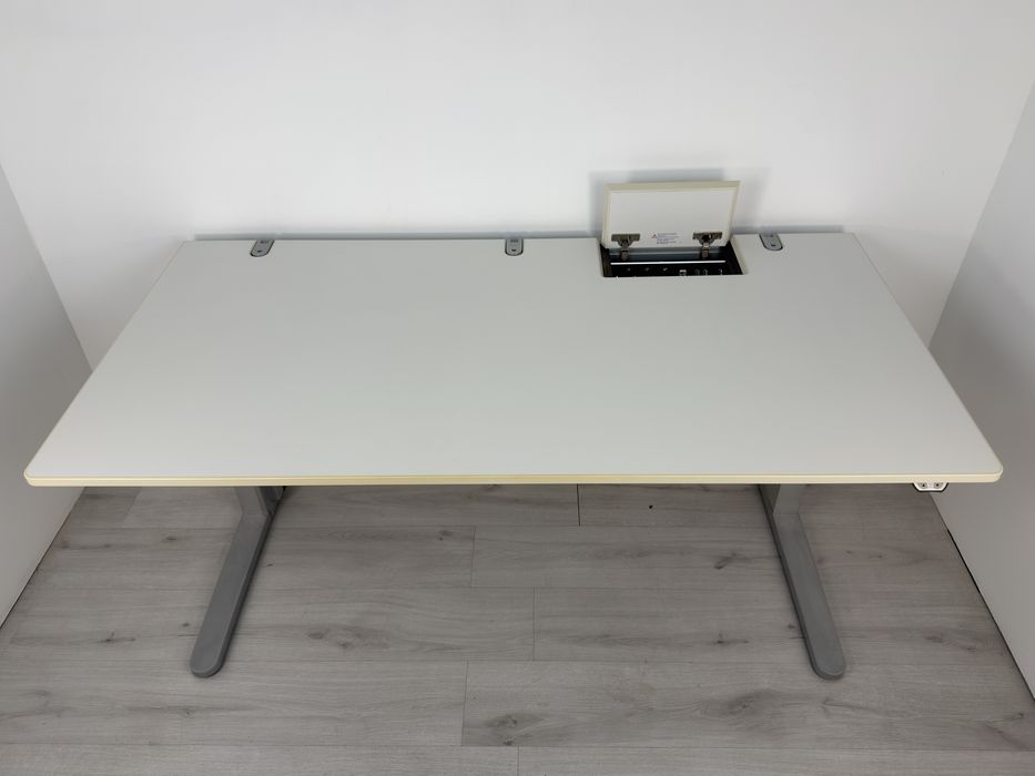 Бяло електрическо бюро с регулируема височина – VS обзавеждане