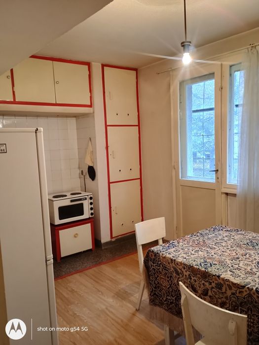 Под наем 3 стаен, София, кв. Изток, 100 кв.м. обзаведен, партер