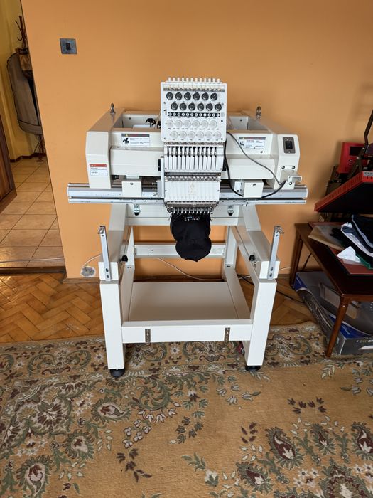 De vânzare – Mașină profesională de brodat ZSM QM1201 – 12 ace | 800×500 mm | Cap pentru paiete | Ca nouă