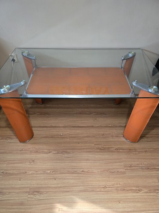 Стъклена маса облепена с кожа