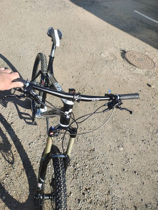 Bicicleta full suspension cube