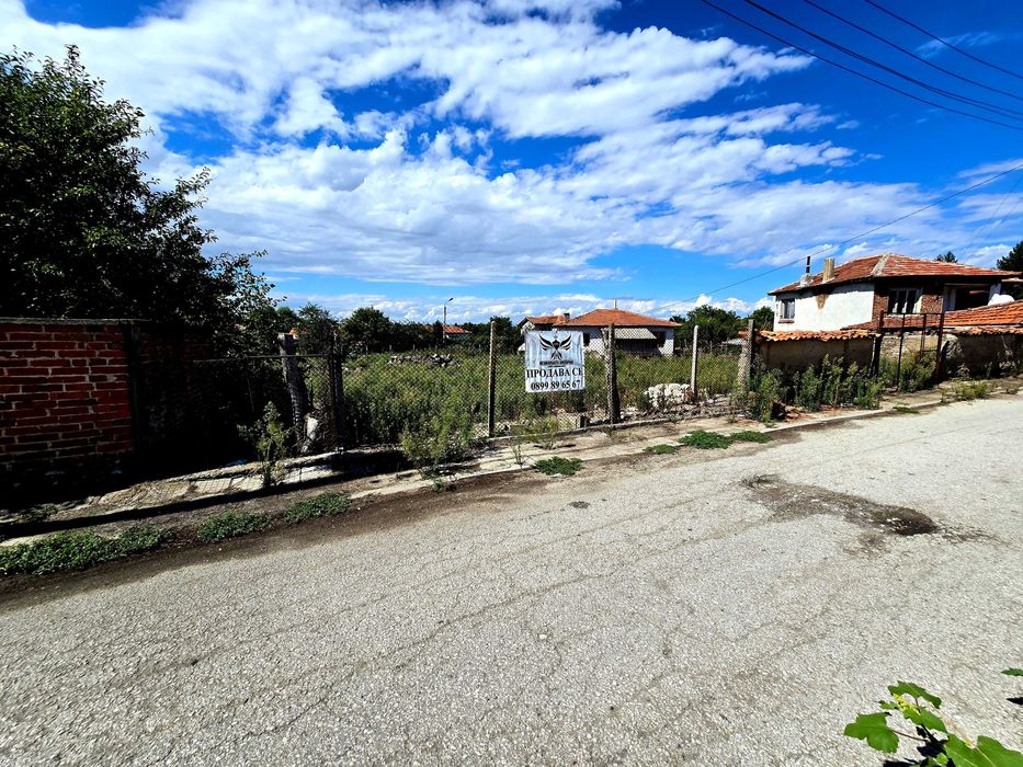 Продавам едноетажна къща с постройки 120РЗП с 997кв двор село Ахматово