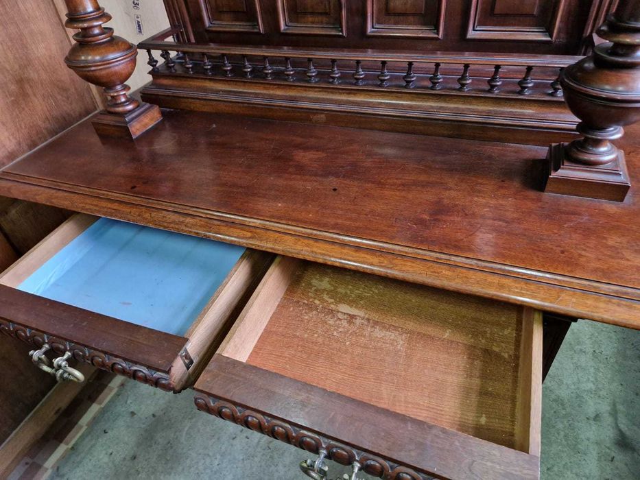 Уникален дъбов бюфет с 4 броя месингови закачалки и красива дърворезба