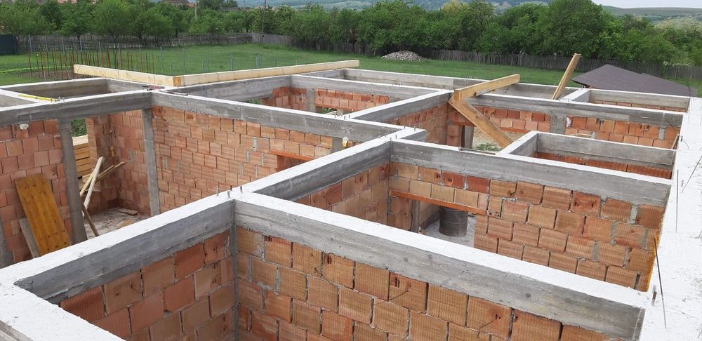 Firma constructii executa case la rosu-cheie, acoperise, etc