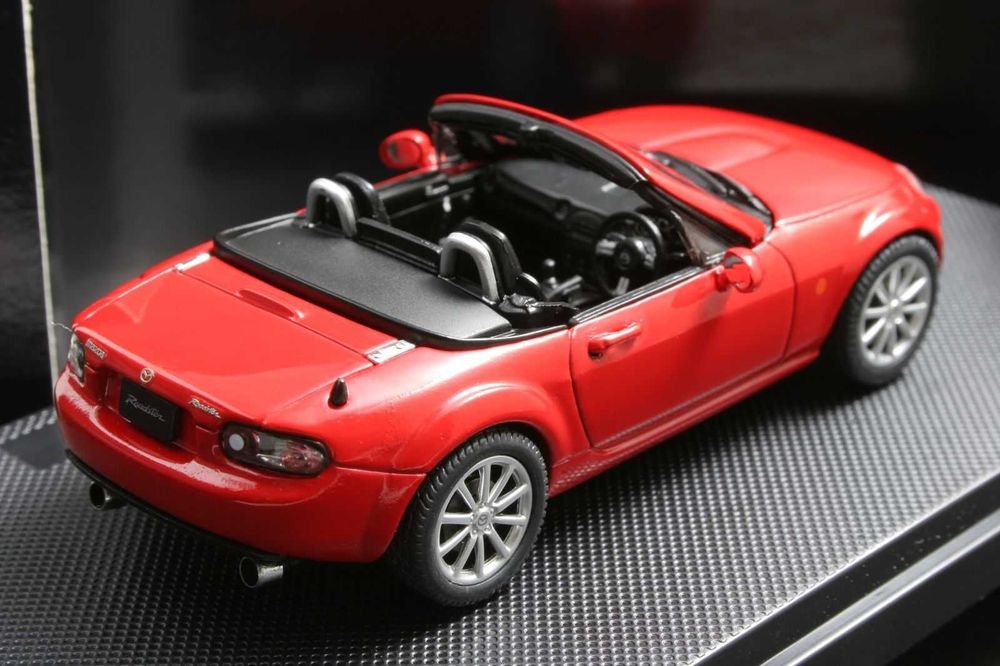 Продавам метална количка Mazda MX-5 в мащаб 1:43 на фирмата EBBRO