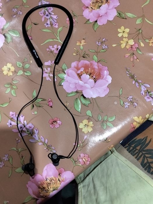 Vând căști pe bluetooth